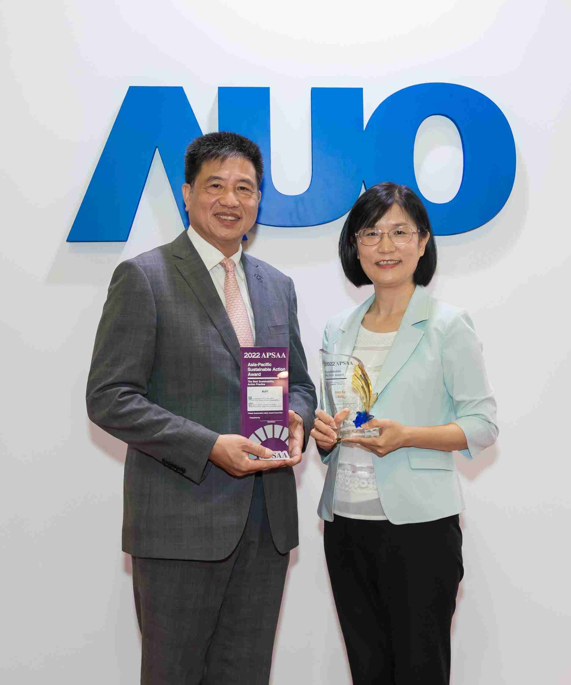 森林舞会长期垫筑永续远景的基石，，透过ESG暨气候委员会逐步实践永续策略蓝图。。。其中，，，，森林舞会光电永续长古秀华带领团队、、、制定中长期目标，，缔造多面向亮眼表现，，，，获得「顶尖永续长奖」的个人奖殊荣（左：森林舞会光电董事长暨执行长彭双浪，，右：森林舞会光电永续长古秀华）