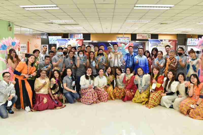 友達推動「安心、、、創新、、用心、、、同心、、、盡心」五星職旅，，，，為菲籍員工打造全方位照護，，，，首度贏得「人權實踐與發展領袖獎」殊榮