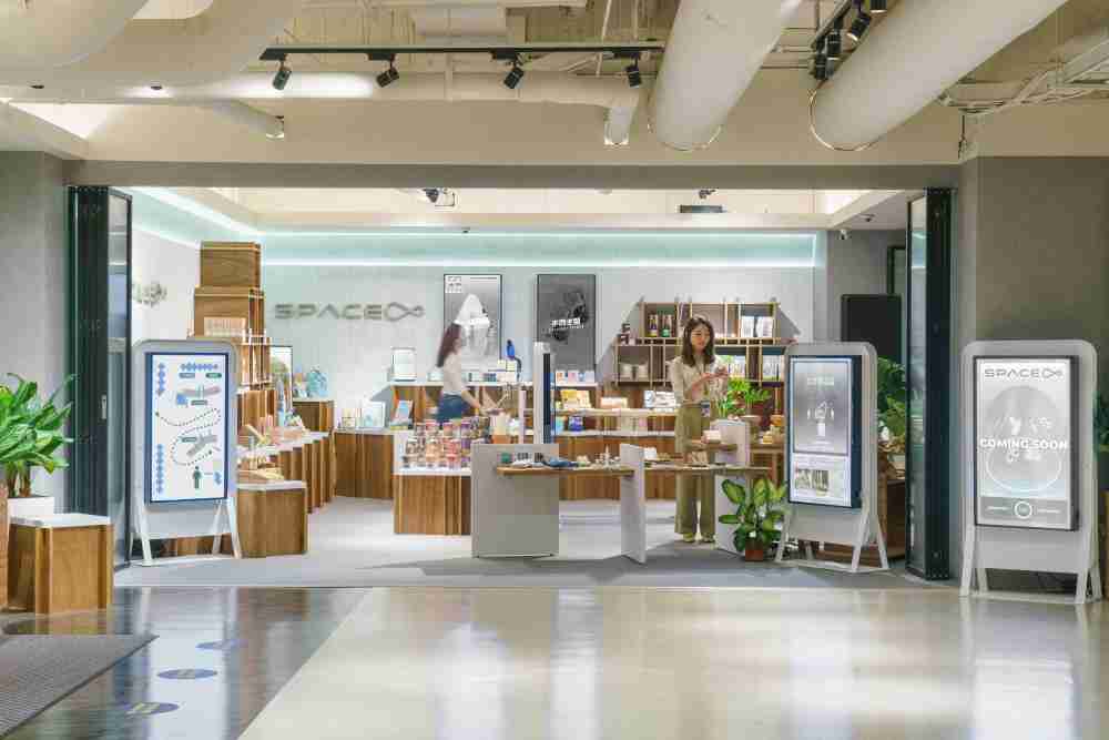 森林舞会打造永续选物商店，，，，展示社企及社创商品，，，结合创利空间所开发的智能零售系统，，，整合多元产品信息，，，让无人商店扮演公益行动的推手