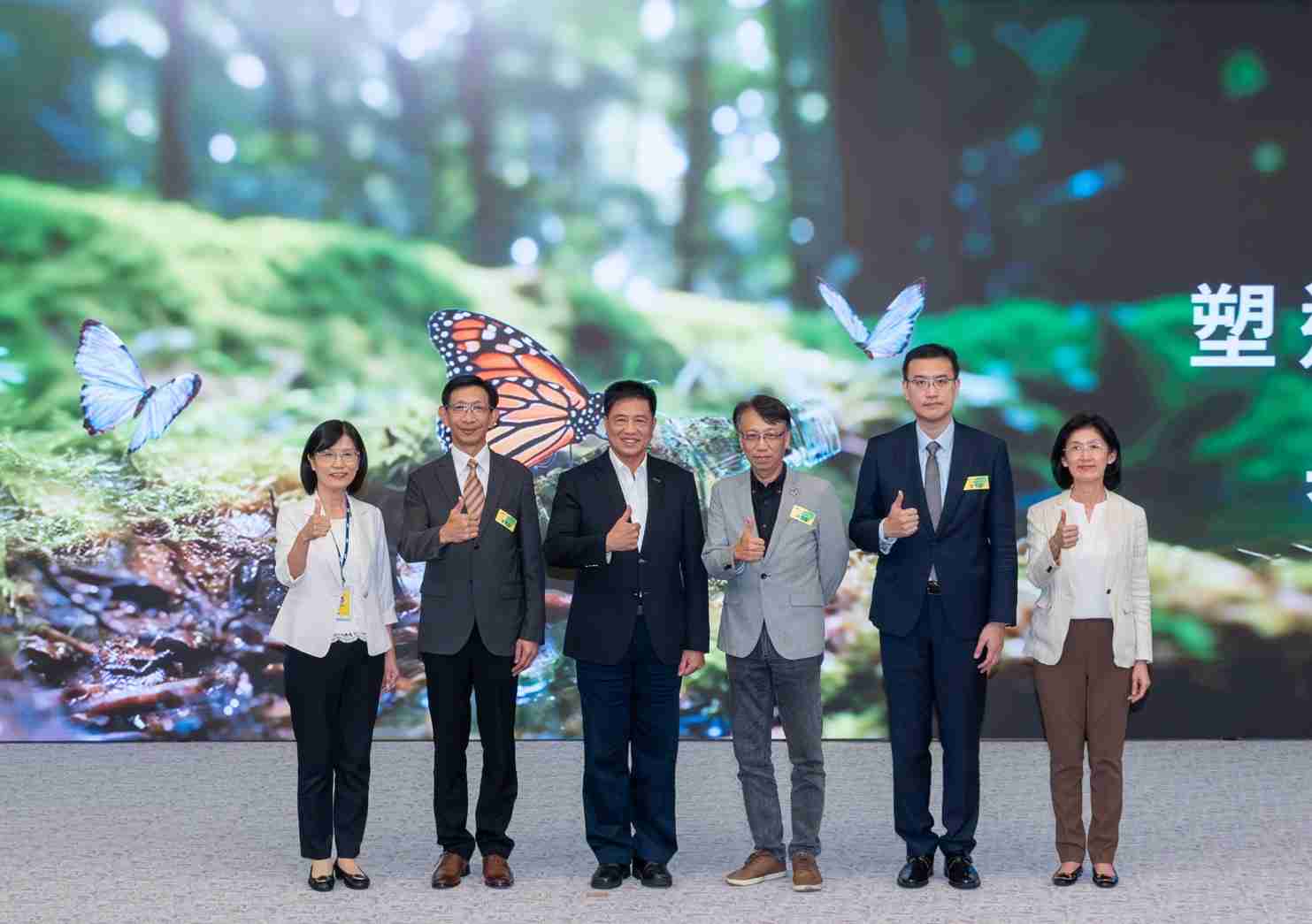 友達2023 CSR共榮大會，，，，邀請領域專家分享交流生物多樣性管理趨勢、、無塑產品、、、、海廢永續塑料等議題  （圖左到右：友達光電永續長古秀華、、3M台灣技術長陳君杰、、友達光電董事長暨集團策略長彭双浪、、、、光寶科技企業永續發展處處長陳慶暉、、安永聯合會計師事務所執業會計師曾于哲、、、友達光電供應鏈總部副總經理吳宜芳）