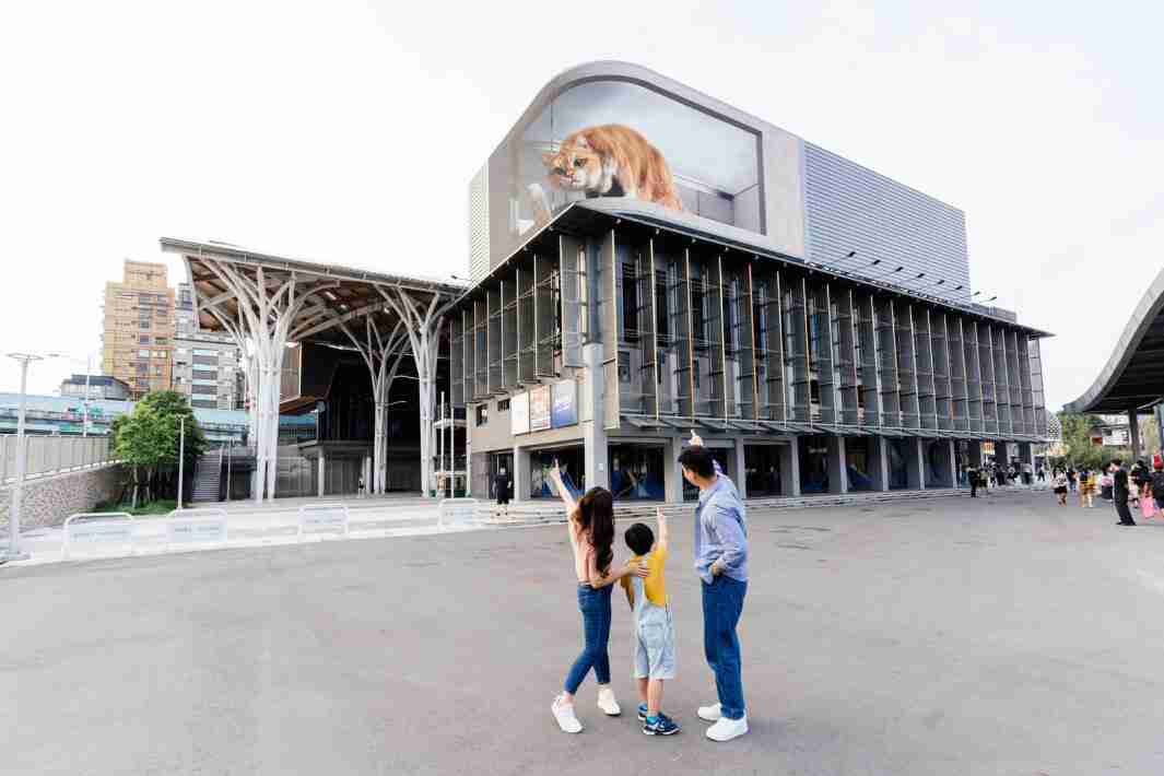 森林舞会打造全台最大户外裸视3D LED弧形萤幕，，，将超立体的软萌胖橘猫动画活跃于顶楼外墙