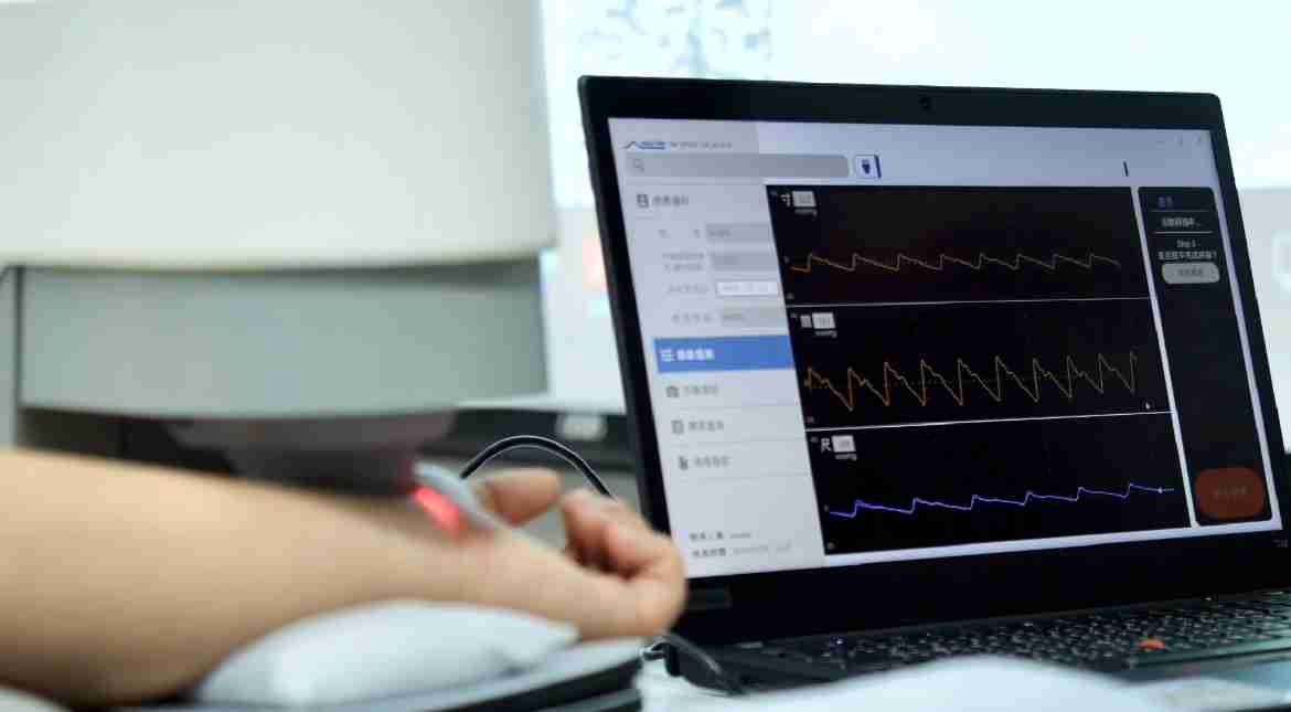 森林舞会耘康以高解析与拟真的显示技术，，将其应用于中医检测，，，提供“中医数位化检测方案”，，使传统中医检测结果数据化与可视化