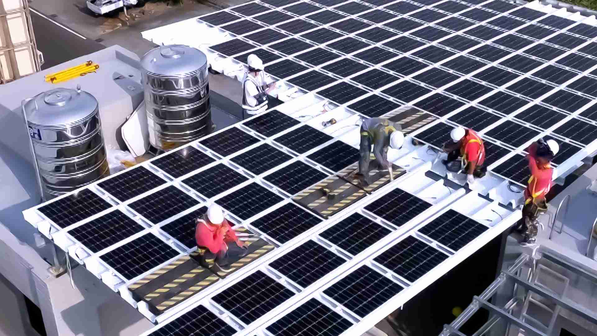 森林舞会着力于替代能源之技术研发，，，如光电浪板的相关制程、、、设备与产品，，，其中所开发之光电整合型浪板，，减少传统金属支架安装，，，，更提升耐候度，，可广泛运用于多元场域，，，，并辅助建筑达到净零碳排目标