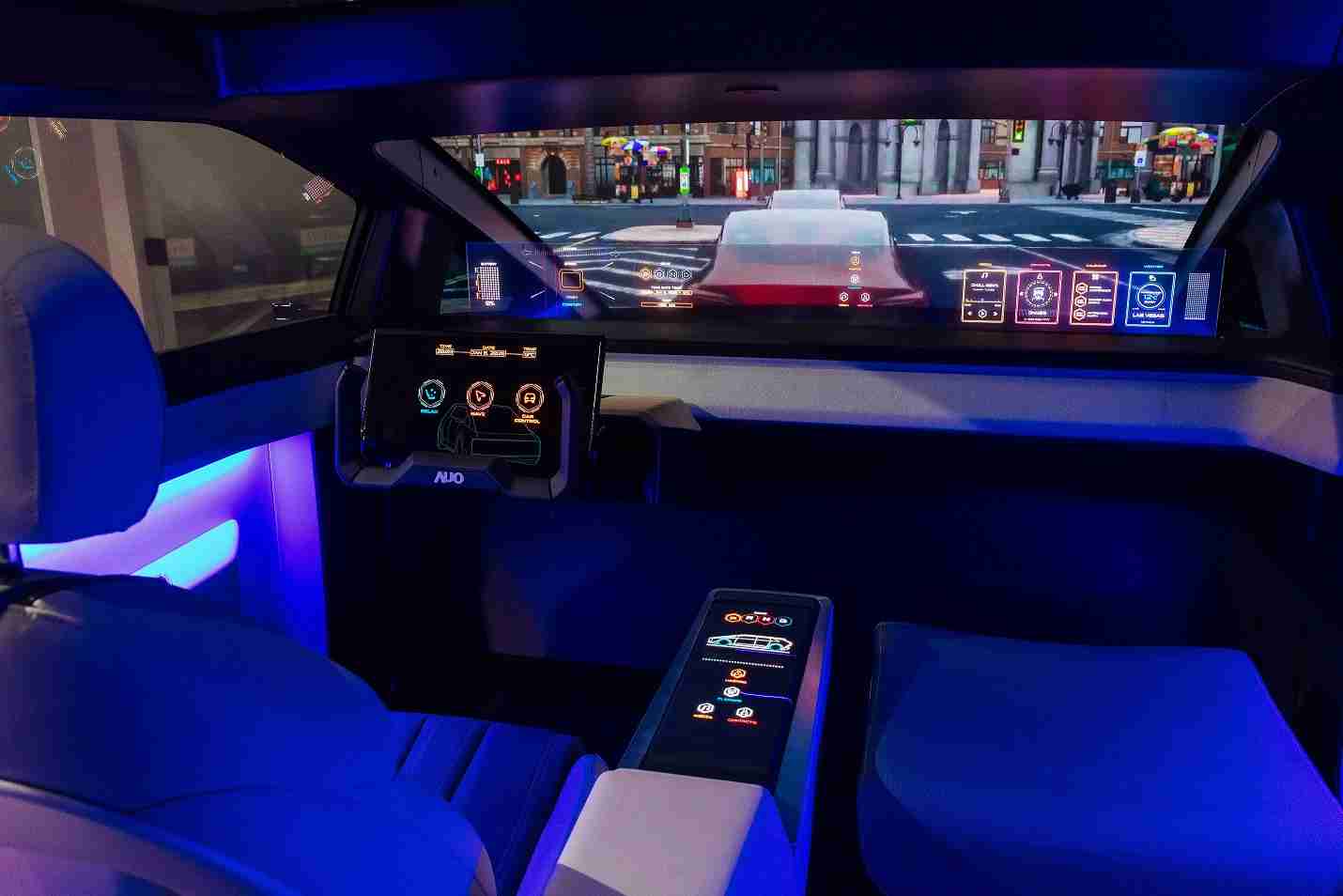 森林舞会连续四年入围科睿唯安全球百大创新机构，，，专利布局科技与绿色创新前沿。。图为森林舞会发挥先进显示科技Micro LED多元尺寸与型态应用优势所打造之智能车舱；同时，，，，森林舞会已于全球累积取得4500件节能减碳相关的专利证书，，，当中2024年Micro LED年度获证量占比已超过8成