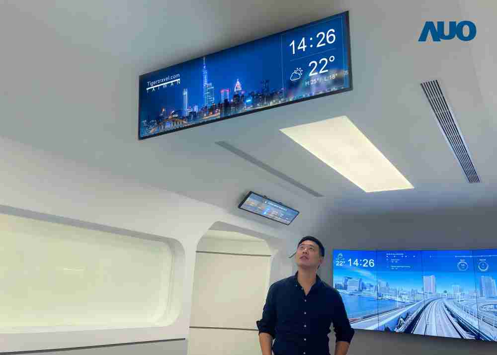 达擎TARTAN “37吋超薄双屏车厢显示器” 采用单一背光设计，，，，将双面显示器厚度大幅缩减至12mm，，，，支持长条屏 32:9 规格，，，突破传统分辨率限制，，提供旅客更清晰实时的乘车信息及广告讯息